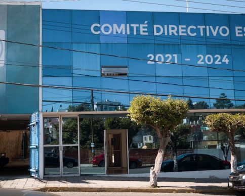 TLAXCALA, TLAXCALA, 10NOVIEMBRE2024.- Afiliados al Partido Acción Nacional (PAN) llevaron a cabo el proceso de votación para renovar su dirigencia nacional en las oficinas del comité directivo estatal en Tlaxcala Capital. Este proceso es crucial para definir el futuro del partido y su estrategia política. FOTO: ALAÍN HERNÁNDEZ/CUARTOSCURO.COM