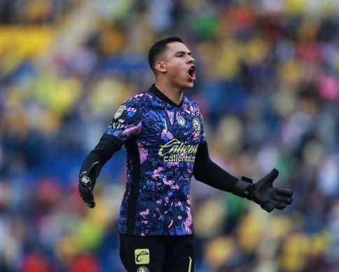 CIUDAD DE MÉXICO, 01MARZO2025. Festejo de Luis Ángel Malagón portero de la Águilas durante el partido de fútbol América vs Toluca correspondiente a la jornada 10 del Torneo Clausura 2025 de Liga BBVA MX, en el Estadio Ciudad de los Deportes. FOTO: EDGAR NEGRETE LIRA/CUARTOSCURO.COM