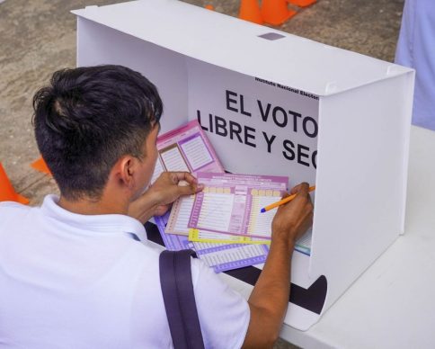 CANCÚN, QUINTANA ROO, 01JUNIO2025.- Ciudadanos se dieron cita a las casillas para participar en el Proceso Electoral del Poder Judicial Federal, la jornada transcurre con tranquilidad y poca afluencia de votantes. FOTO: ELIZABETH RUIZ/CUARTOSCURO.COM