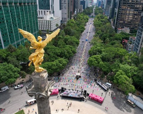 CIUDAD DE MÉXICO, 29JUNIO2025.- Vista aérea de la clase masiva gratuita de yoga en el paseo de Reforma en el Ángel de la Independencia. Con la finalidad de resaltar la importancia de la actividad física entre los capitalinos. FOTO: CORTESÍA SEDESA/CUARTOSCURO.COM