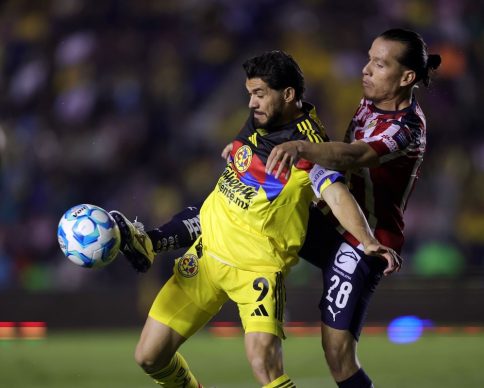 CIUDAD DE MÉXICO, 13SEPTIEMBRE2025. Henry Martín de las Águilas es marcado  por Fernando González de las Chivas durante el partido de fútbol América vs Guadalajara correspondiente a la jornada 8 del Torneo Apertura 2025 de Liga BBVA MX, en el Estadio Ciudad de los Deportes. FOTO: EDGAR NEGRETE LIRA/CUARTOSCURO.COM
