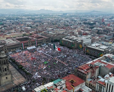 CIUDAD DE MÉXICO, 05OCTUBRE2025.- Claudia Sheinbaum Pardo, Presidenta de México, encabezó su Primer Informe de Gobierno ante miles de simpatizantes en el Zócalo. Asistieron integrantes de su gabinete y gobernadores. FOTO: PRESIDENCIA/CUARTOSCURO.COM