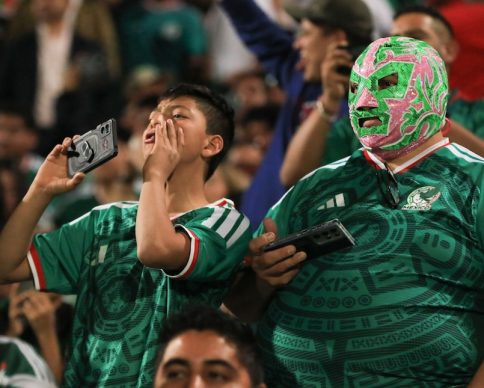 TORREÓN, COAHUILA, 15NOVIEMBRE2025.- Aficionados durante el encuentro de fútbol entre la selección nacional de México en contra el seleccionado de Uruguay, en la cancha del estadio Corona. FOTO: ADOLFO VLADIMIR /CUARTOSCURO.COM