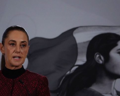 CIUDAD DE MÉXICO, 02DICIEMBRE2025.- Claudia Sheinbaum Pardo, presidenta de México, encabezó la conferencia matutina desde Palacio Nacional en la que se anunció el programa “Farmacias del Bienestar” que se integra a los servicio del IMSS-Bienestar, así como y la puesta en marcha de la iniciativa Trato Digno en el Instituto Mexicano del Seguro Social (IMSS) para la mejora y atención de las y los derechohabientes.  FOTO: GALO CAÑAS/CUARTOSCURO.COM