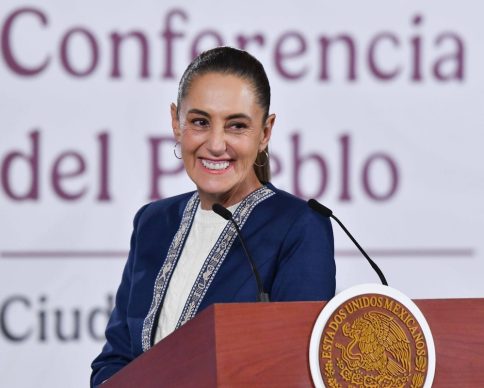 CIUDAD DE MÉXICO, 04FEBRERO2026.- Claudia Sheinbaum, presidenta de México, durante su intervención en la conferencia matutina en la que se presentó el avance del "Plan de Fortalecimiento de Pemex 2025-2035: reducción de deuda y estabilidad en producción petrolera". La mandataria defendió el proyecto de refinería del expresidente Andrés Manuel López Obrador.
FOTO: MARIO JASSO/CUARTOSCURO.COM