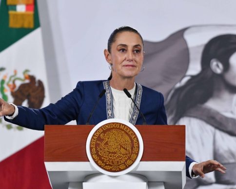 CIUDAD DE MÉXICO, 04FEBRERO2026.- Claudia Sheinbaum, presidenta de México, durante su intervención en la conferencia matutina en la que se presentó el avance del "Plan de Fortalecimiento de Pemex 2025-2035: reducción de deuda y estabilidad en producción petrolera". La mandataria defendió el proyecto de refinería del expresidente Andrés Manuel López Obrador.
FOTO: MARIO JASSO/CUARTOSCURO.COM