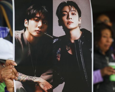CIUDAD DE MÉXICO. 06FEBRERO2026.- Una comisión de fanáticas de la banda de K-Pop BTS fue recibida en las oficinas de Profeco, después de una protesta por los procesos en la venta de boletos por parte de Ticketmaster para la presentación de la agrupación en la Ciudad de México en mayo. 
FOTO: VICTORIA VALTIERRA/CUARTOSCURO.COM