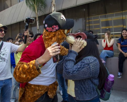 SAN NICOLÁS DE LOS GARZA, NUEVO LEÓN, 20FEBRERO2026.- Después de haber convocado por redes sociales un encuentro entre Therians en la explanada de Rectoría de la UANL, dos jovenes estudiantes con máscaras de animales se besan y se toman fotos con sus amigos. 
FOTO: GABRIELA PÉREZ MONTIEL / CUARTOSCURO.COM