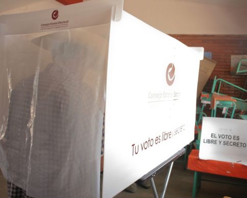 SAN LUIS POTOSÍ, SAN LUIS POTOSÍ, 05JULIO2009.- Decenas de potosínos emiten su voto en las casillas instaladas en toda la entidad, pero por otra parte algunas casillas lucen vacías.
FOTO: RICARDO CASTELAN/CUARTOSCURO.COM