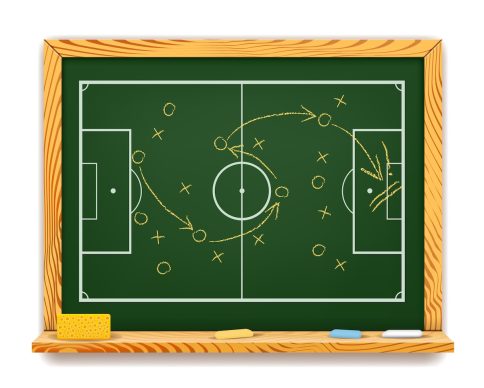 Blackboard showing a schematic game plan for football with an overhead view of the field showing players positions and the trajectory of the ball with arrows SSUCv3H4sIAAAAAAAEAJ1Sy26DMBC8R8o/IJ+phJP20l+JeljsDV3FYMQuVFXEv9c20Jgqp0ocPA+vZtbcj4eiUDUwGfVe3CMKmJwbWQYQ8l2gdbnyaEn8QOACWUVuTopiARkZORuhT+fhGvB5u1tTw+LNrf/04nPBQPdcsNh7Jkk874QBoWWhFnP2GmyOIKfo+eAJTaiRtEhnRQwINqHhrsq2ncuCi01Y00uQlCozjsc6cRs1l/++uRw+tuTQYGe+Y7Y5Sz2gQ1jWf1ms6vYlOLSpxWqayKLPMIyWfNZy8gYc/91H+A18m7l639m3B46W8BiCNsY+Vfr1RevwPUopH3esFzj/vrmjPrz7BLyblbzV6k0xjof5B6Xgss2jAgAA