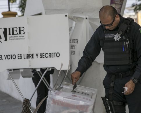 TIJUANA BAJA CALIFORNIA, 02JUNIO2019.- Desde las 8 de la mañana y hasta las 6 de la tarde, 2 millones 811 mil 075 ciudadanos podrán realizar su voto en las 4,850 casillas instaladas y distribuidas en el estado, para elegir presidente municipal, diputados locales y gobernador. La imagen a la casilla especial ubicada en la Torre Aguacaliente
FOTO: OMAR MARTÍNEZ /CUARTOSCURO.COM