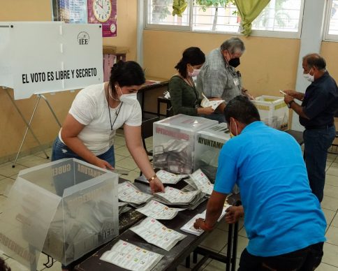 Comienzo del conteo de votos en la casilla ubicada en la primaria Benito Juárez de Colima.