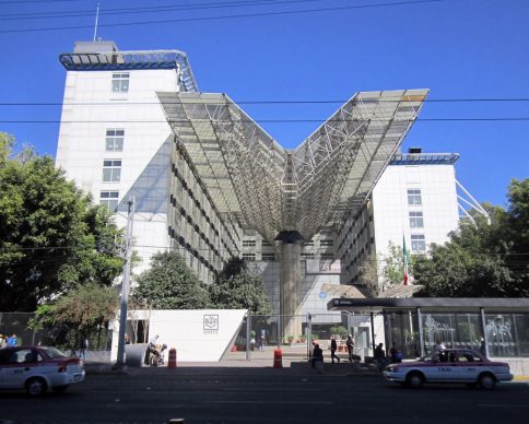 Fachada_del_Centro_Médico_Nacional_20_de_noviembre