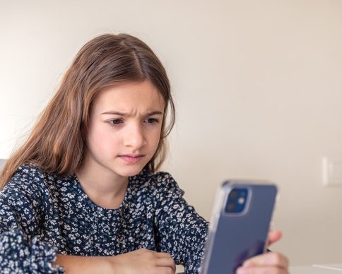 Angry girl with a phone. A girl with a phone on a light background. High quality photo. A serious girl looks at the phone. Sitting at the table. SSUCv3H4sIAAAAAAAAA41PQY6DMAz8i88gEaLSwleqPSTEUKtAqsRstUL5ex1K1evmNOOJZ8YbkIMOBnUZ2sFWZdtUqlQKh/JSK12qwbrm5Kx2ZwUFOMMIndL6fFJ11Wjd1m0lrwBrIvXQbUDTtEYOhskv0IkScHEYdoiO2Acyk7BUQGTDa8Qoa8J68R5F3fnH77rluRSU8LjaDFLxz9lPAWbEpf/L/ikXmdDscVeR7k/GMB/Znm+5YoaPQD0t49FJTvHzGy+e8+6ewL6/kzuW32fcSKYhZ8H6mLxx6A55tTMxf2jAX8Ln93dK6QU80XLGhAEAAA==