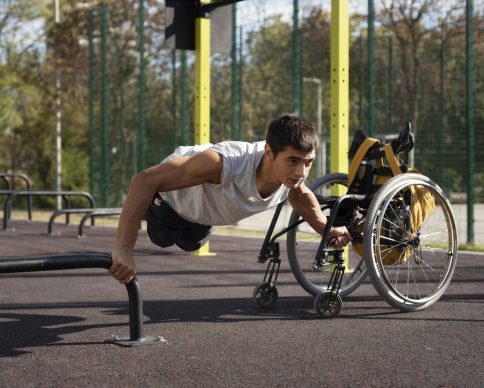 full-shot-disabled-man-doing-push-ups
