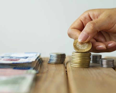 hand-holding-mexican-coin