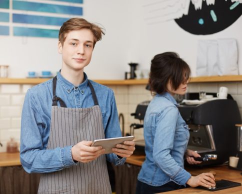 Male barista taking order, holding tab, female barista making preparing coffee using coffee tamper. SSUCv3H4sIAAAAAAAEAJ2SzW6EIBSF9036Dob1kPCnSF+l6YI/HTKOGMFpmonvXkRNmC6783yH6z33wvP9raqAksFp8FE9N5W0G4YlxFlG58eE0eXg1rjoZyeHDW5szQ4IUcYl2FD8AhM6d0nTs1a5PkSvb9PVR18axk4+uJh5eDFmK+8hurstqQ1TKbtUNThZosmPpi5BuC4x2jm3T5zw03g4Y70aEs6Ni4m0jLZPo77MdK7pc9fVaWQzVSQLgEvBwqIyO9F6+Xfl/vF1Jpe9HfXPlm0tUs92sHK/hyMj0DWVRCEBay44ZF1NoeS4hgI1SnSNEZiTszPATaNR3THYmVZAJoSArWlaqHCjOW9Fy9Lh7eyeA9y+01rveUVHgrzRQsvFOF+s8OG1HP4ue5qddmNflPl4tXOhdXqO/l6A0cc85rE1YNJ9bRJTzDgSgmFOSUsQQuB8oumWnSmzOrNVIImkUZhCJQWDjPAaKsUIbDVSpLO0pZqlmddfK69jryoDAAA=