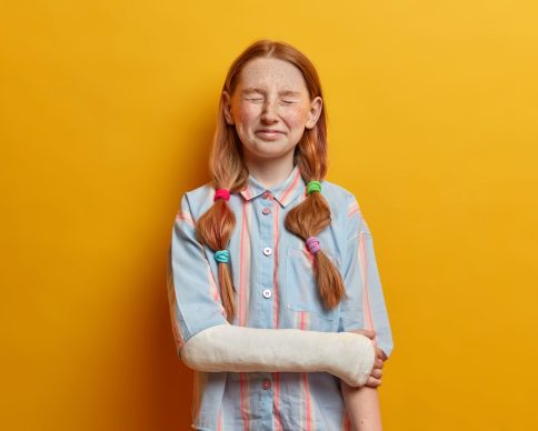 Portrait of overjoyed little girl cannot stop laughing, poses with closed eyes has ginger hair combed in pony tails dressed casually feels very happy has broken arm. Children, emotions, natural beauty SSUCv3H4sIAAAAAAAACpyRSW7DMAxF9wV6B0PrGHDquVcJuqBoJhaiSIEktyiC3L0arEDrbgzzkfzkpx7vb1XFOFiB7LN6hMjHQsrNOgNOaOVxc9i5IbWQKQktwmkjQJaQg8NVwY08VJuUAT9jklkHbrNkw7AdITi6eI0EXxJpo1OKq5yISd/hU4wdCmY3HllGSfxfnennK7uBCyn8jQsXRgxJgmTklErZ9ceRuZXWYFuELlx9awQZCtpC6W4ECnUp2rRb45VzG+pNORNWeG3OpNZ34DKc+Ow1KfMVrPXlS+bFIPRvqm/FHKVdNLCrssW/RAiP7Uc7T9MYvs14nNp5L0ivtwqvE9fJQj7Gq1hK6yJswHg/NkR8qGngU931Hda87Zt6OA8zjh1OA7b+8M8/AAAA//8DAEi5criHAgAA