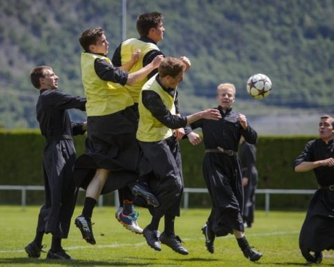 seminaristas jugando futbo