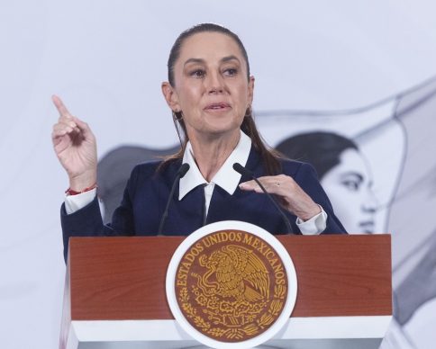 CIUDAD DE MÉXICO, 23MARZO2026.- Claudia Sheinbaum Pardo, Presidenta de México, ofreció detalles de la aplicación de la nueva Ley de Aguas, y exhibió abusos por parte de empresas refresqueras, agua embotellada y del diputado priísta Mario Calzada, este último tiene una concesión de agua que aprovecha para revender el agua a la población. La mandaría afirmó que con esta nueva ley el agua llegará a la población de manera directa, ya que muchas de las concesiones son utilizadas para beneficios de particulares. FOTO: MOISÉS PABLO/CUARTOSCURO.COM